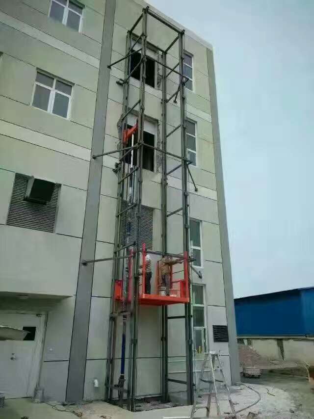 室外车间货梯图片 车间室外货梯图片